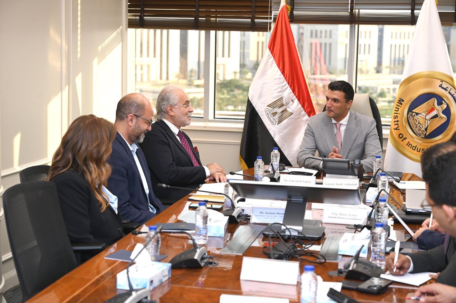 وزير الصناعة خلال اللقاء