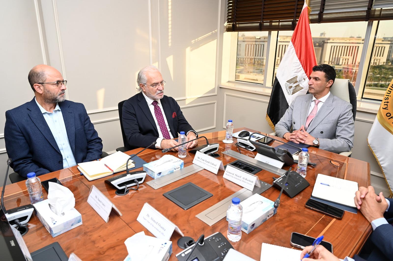 وزير الصناعة خلال اللقاء