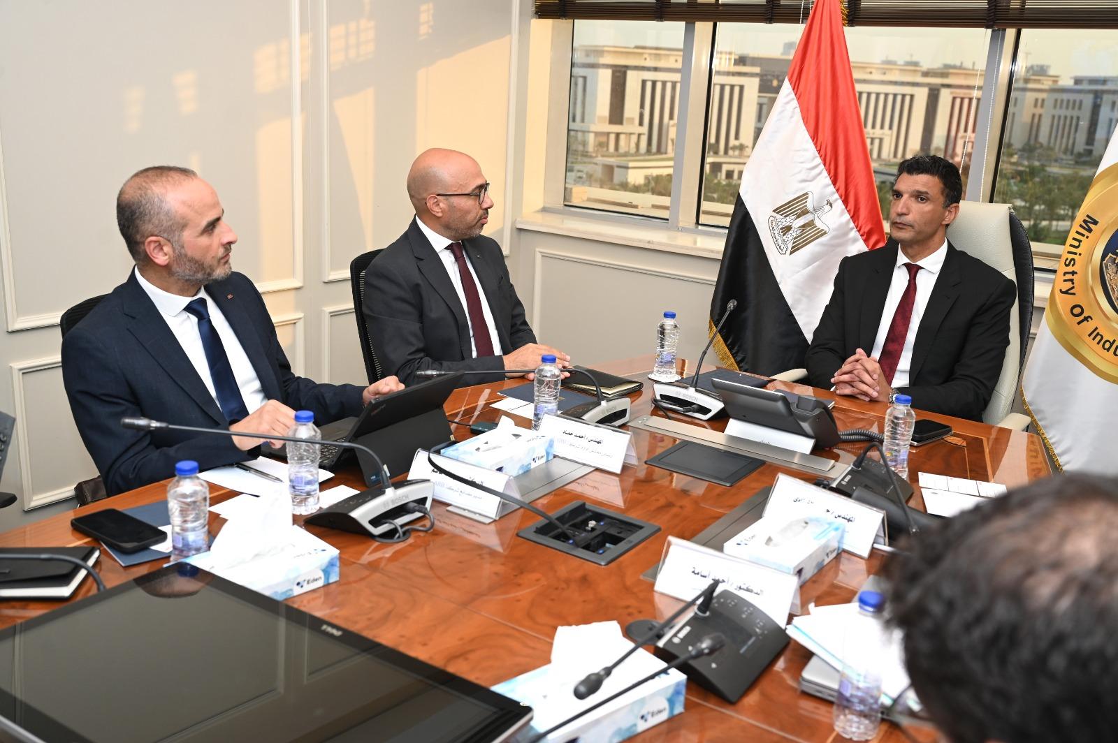 وزير الصناعة خلال اللقاء