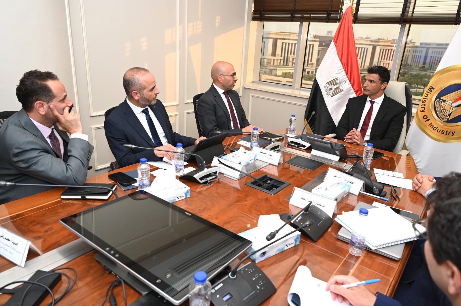 وزير الصناعة خلال اللقاء