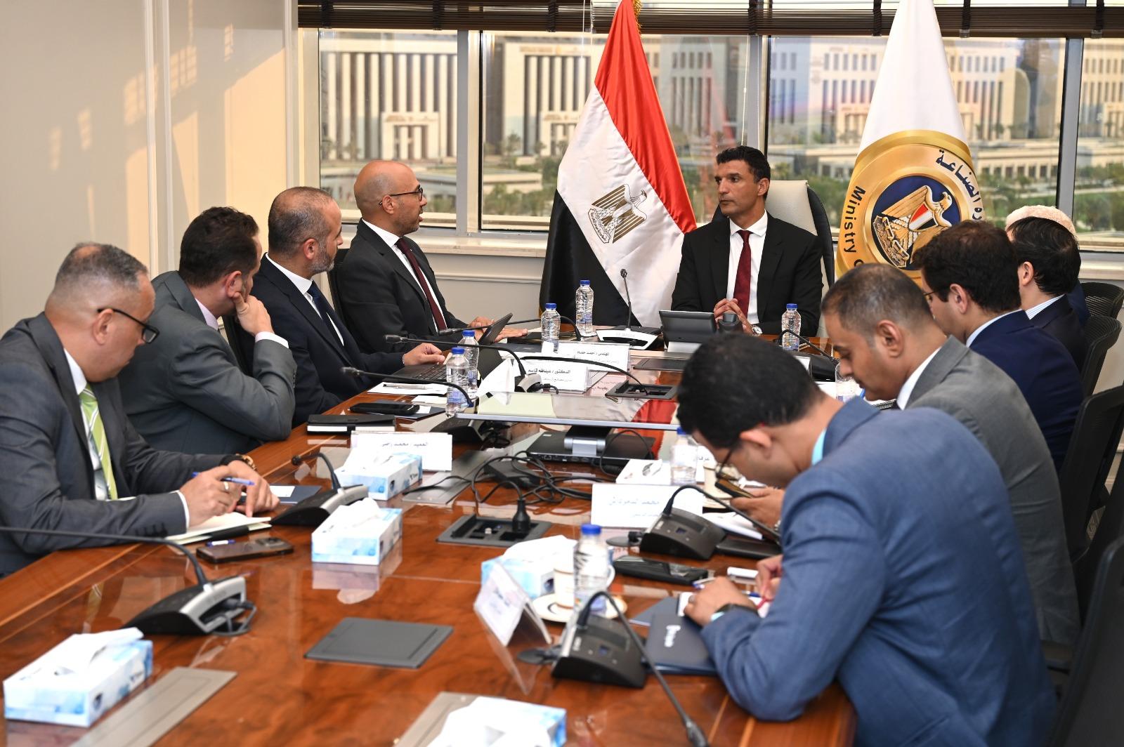 وزير الصناعة خلال اللقاء