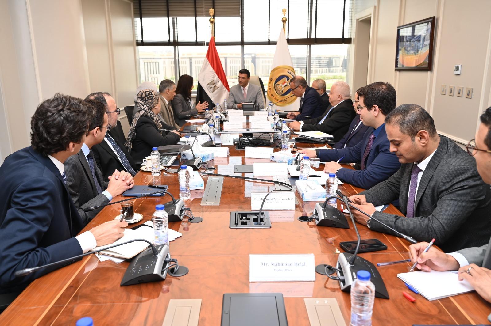 وزير الصناعة خلال اللقاء