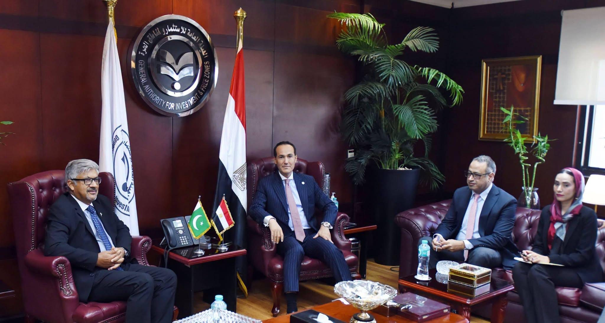 الدكتور محمد عوض وسفير باكستان