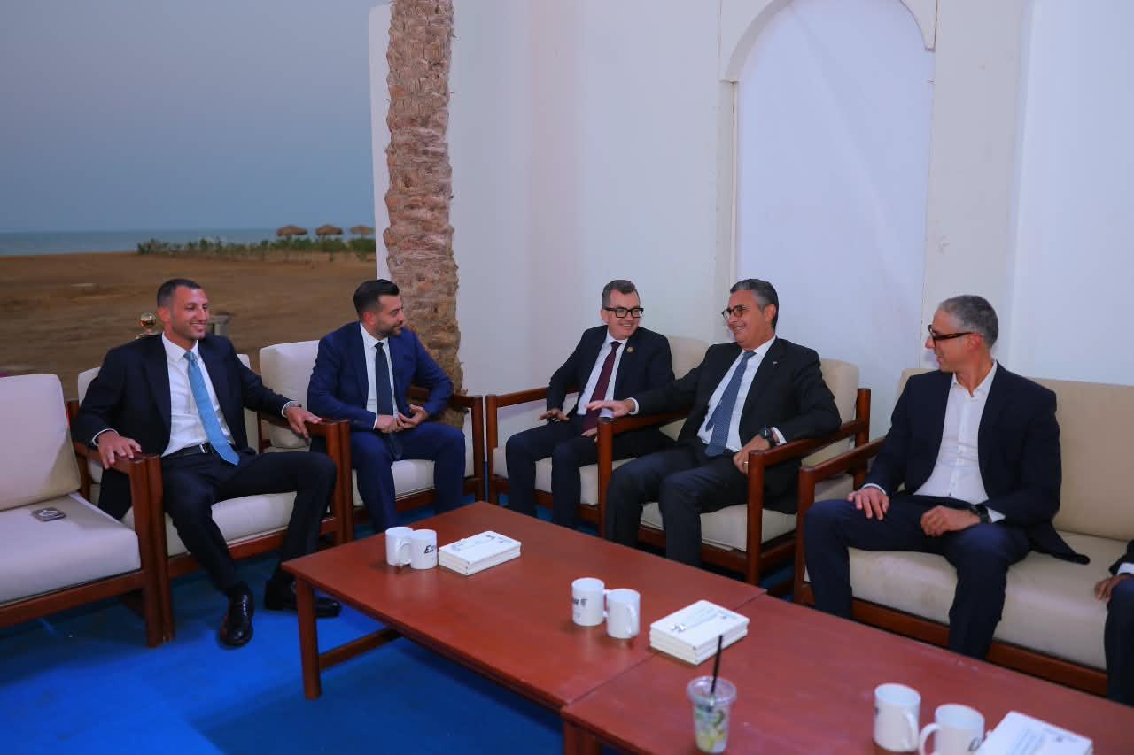 وزير التخطيط خلال اللقاء