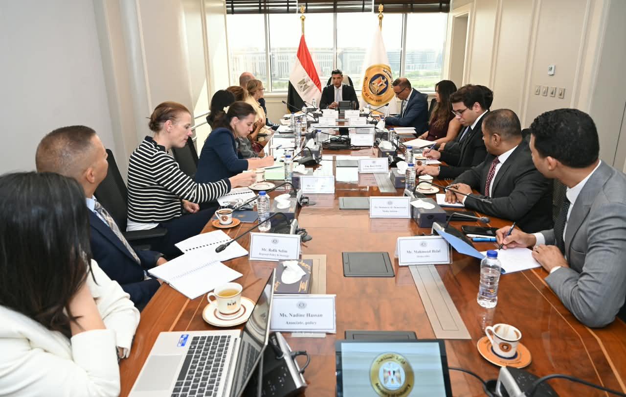 وزير الصناعة خلال اللقاء
