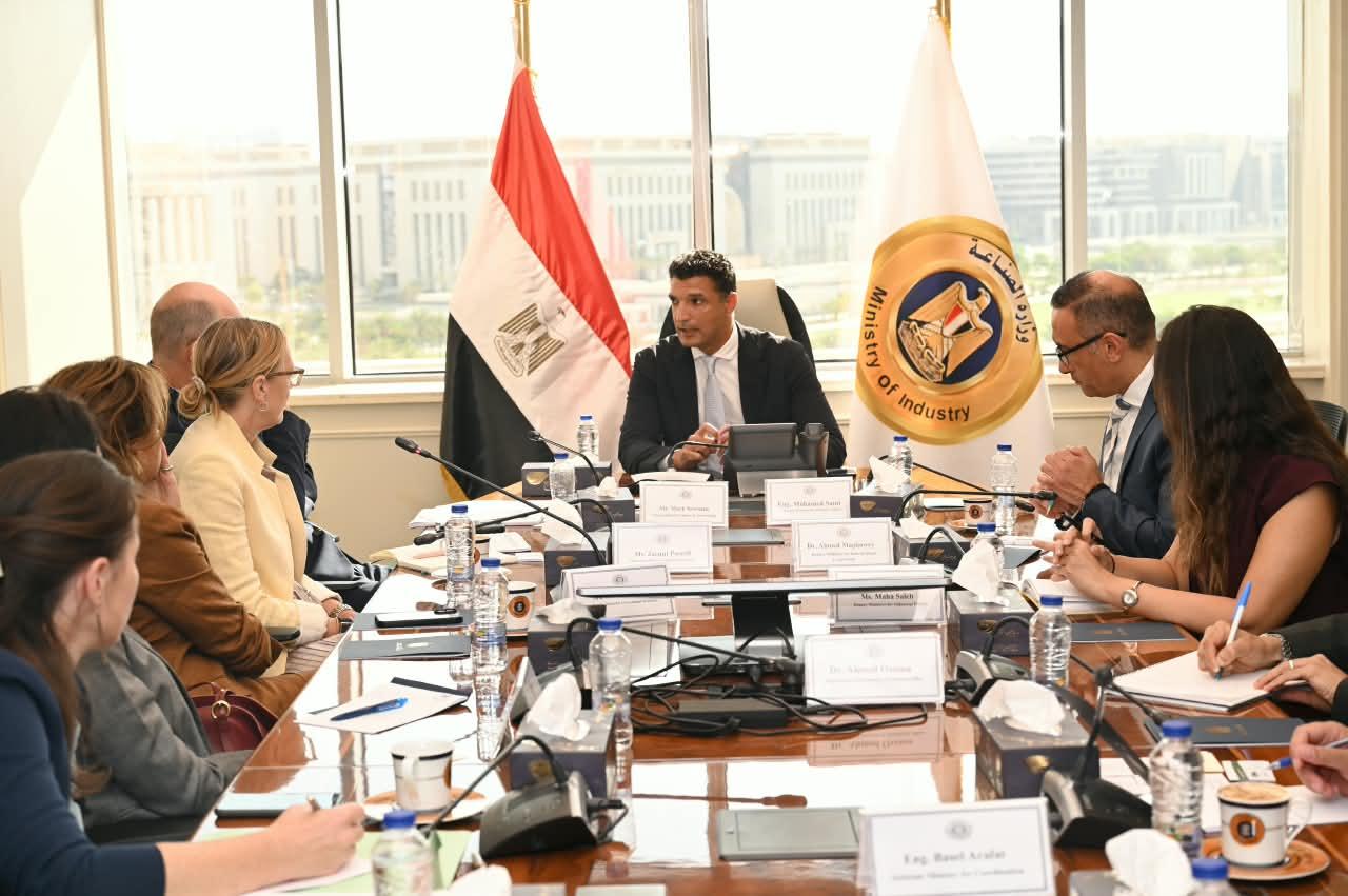 وزير الصناعة خلال اللقاء