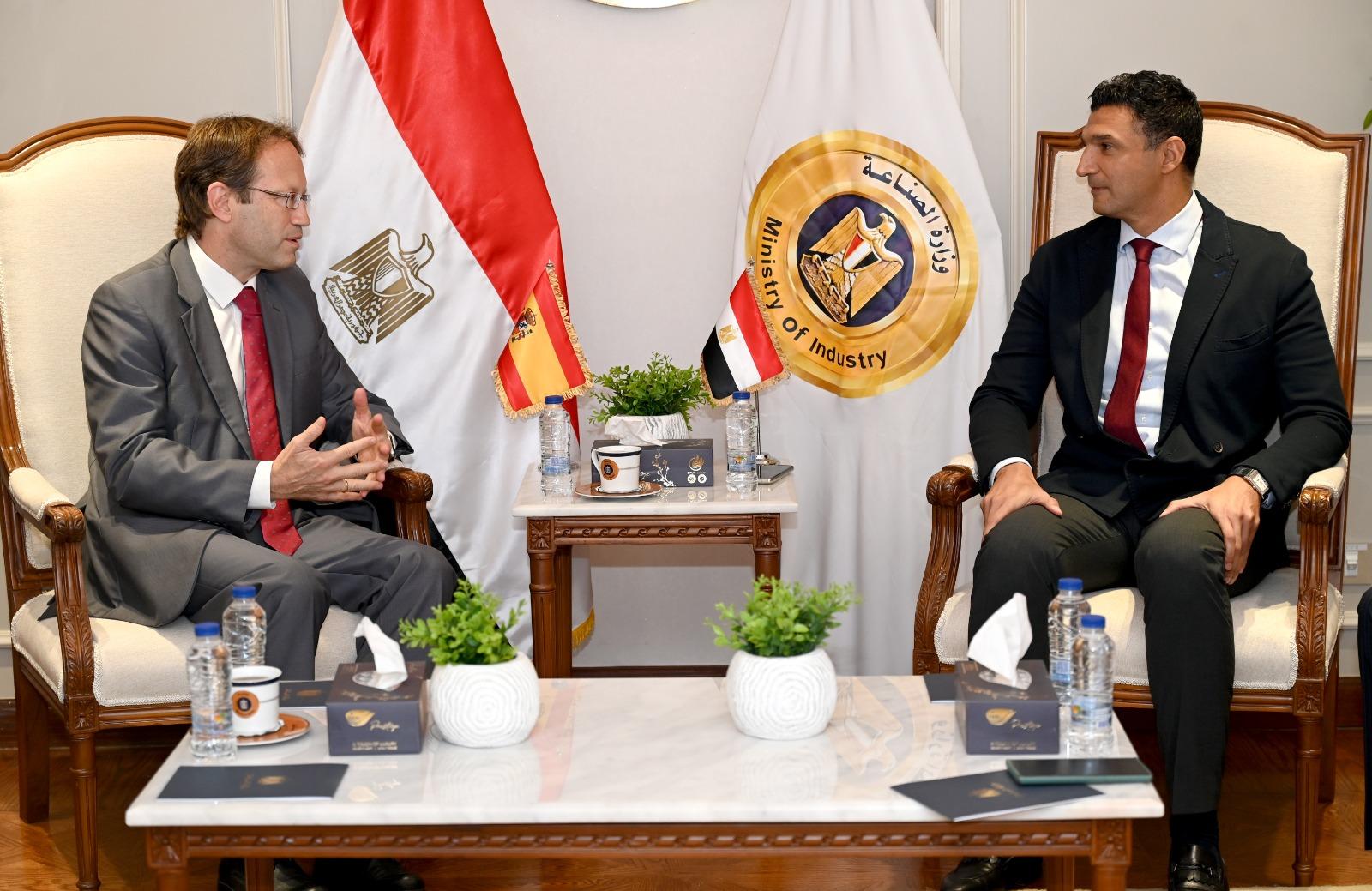 وزير الصناعة وسفير إسبانيا