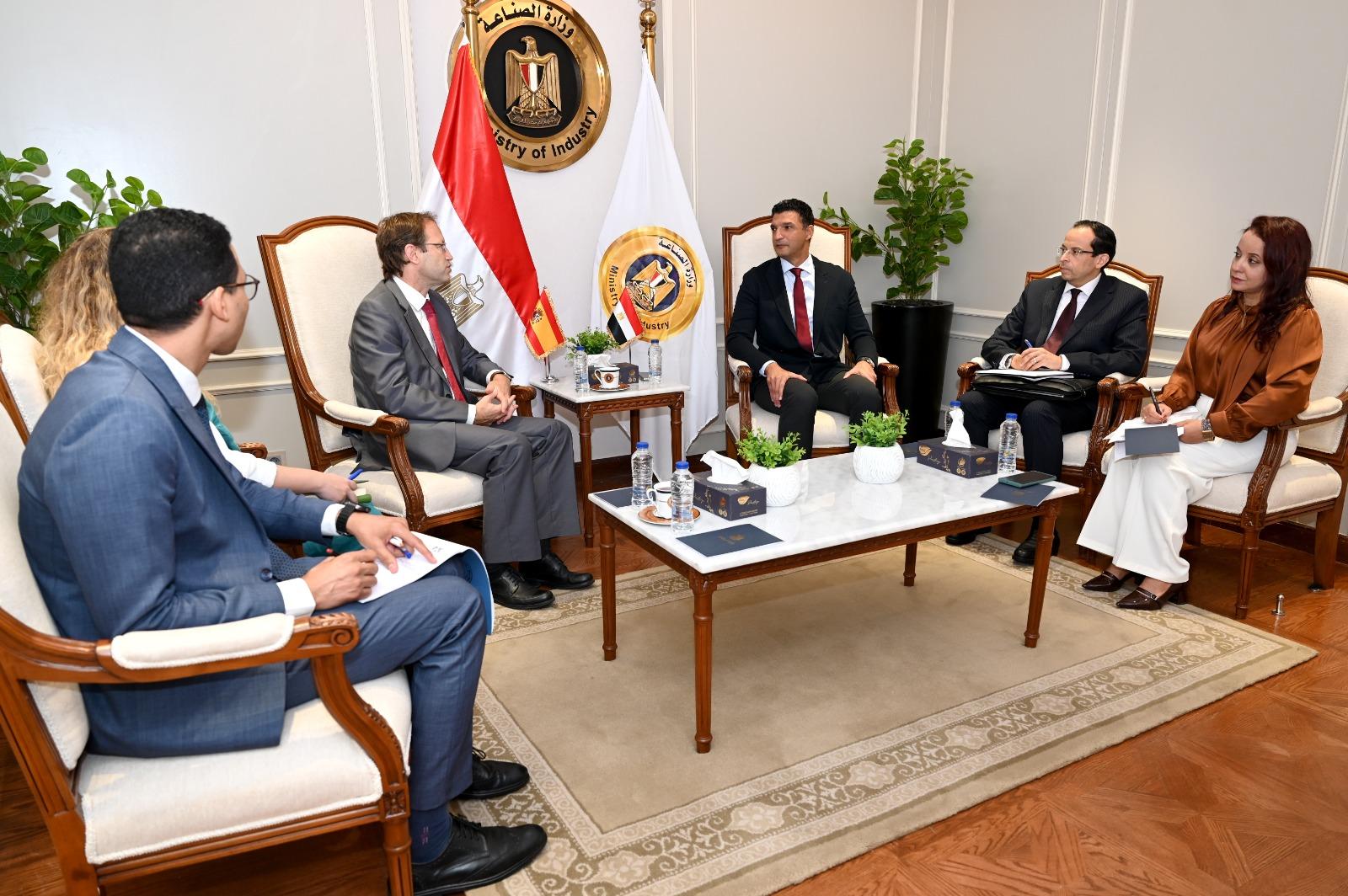 وزير الصناعة وسفير إسبانيا