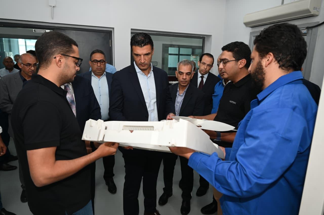 وزير الصناعة خلال اللقاء