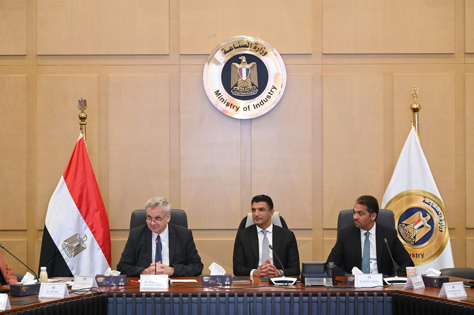 وزير الصناعة