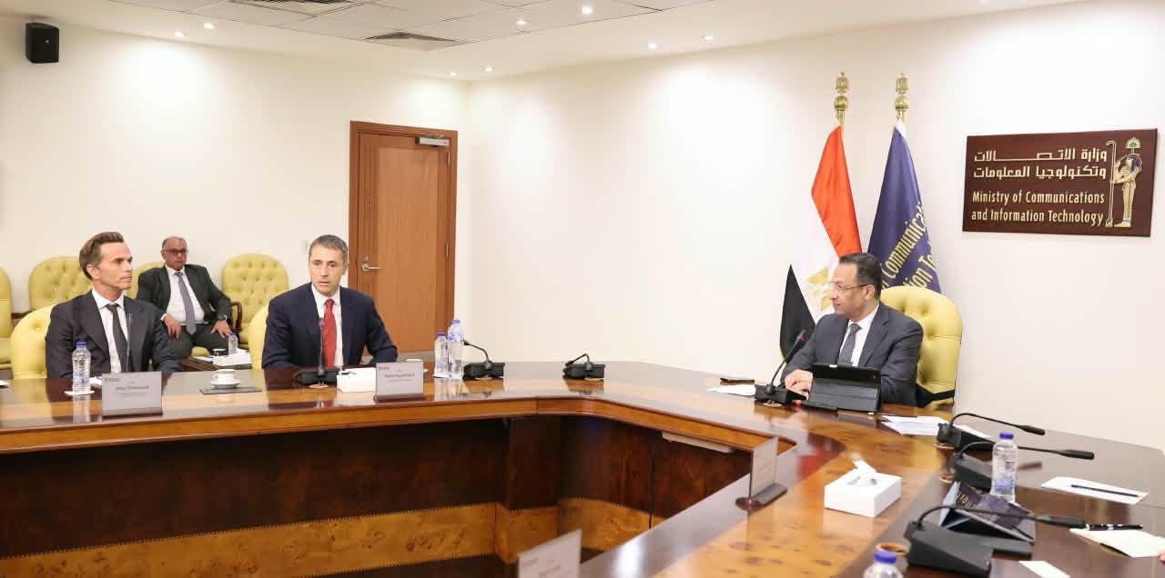 اجتماع وزير الاتصالات