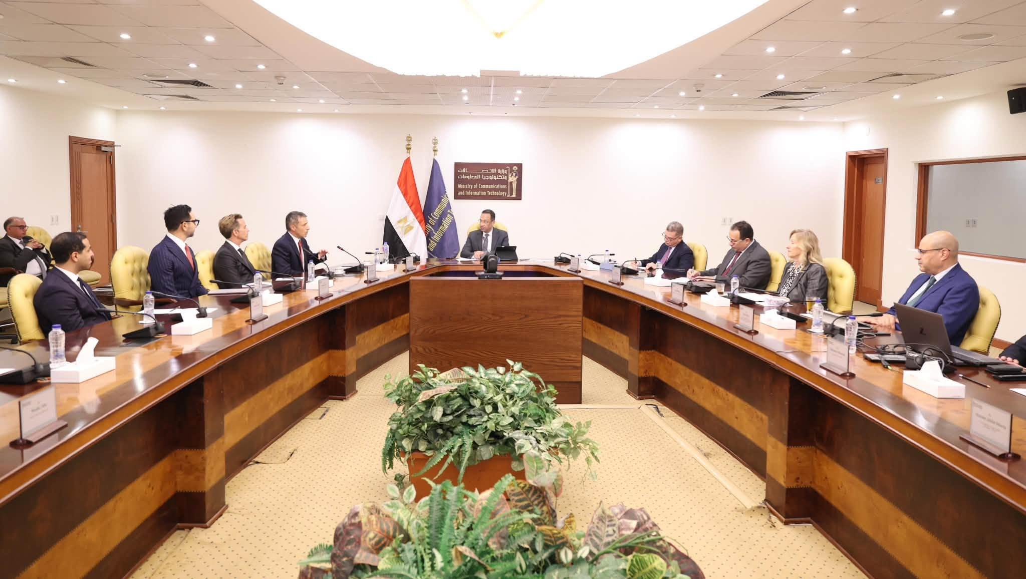 اجتماع وزير الاتصالات