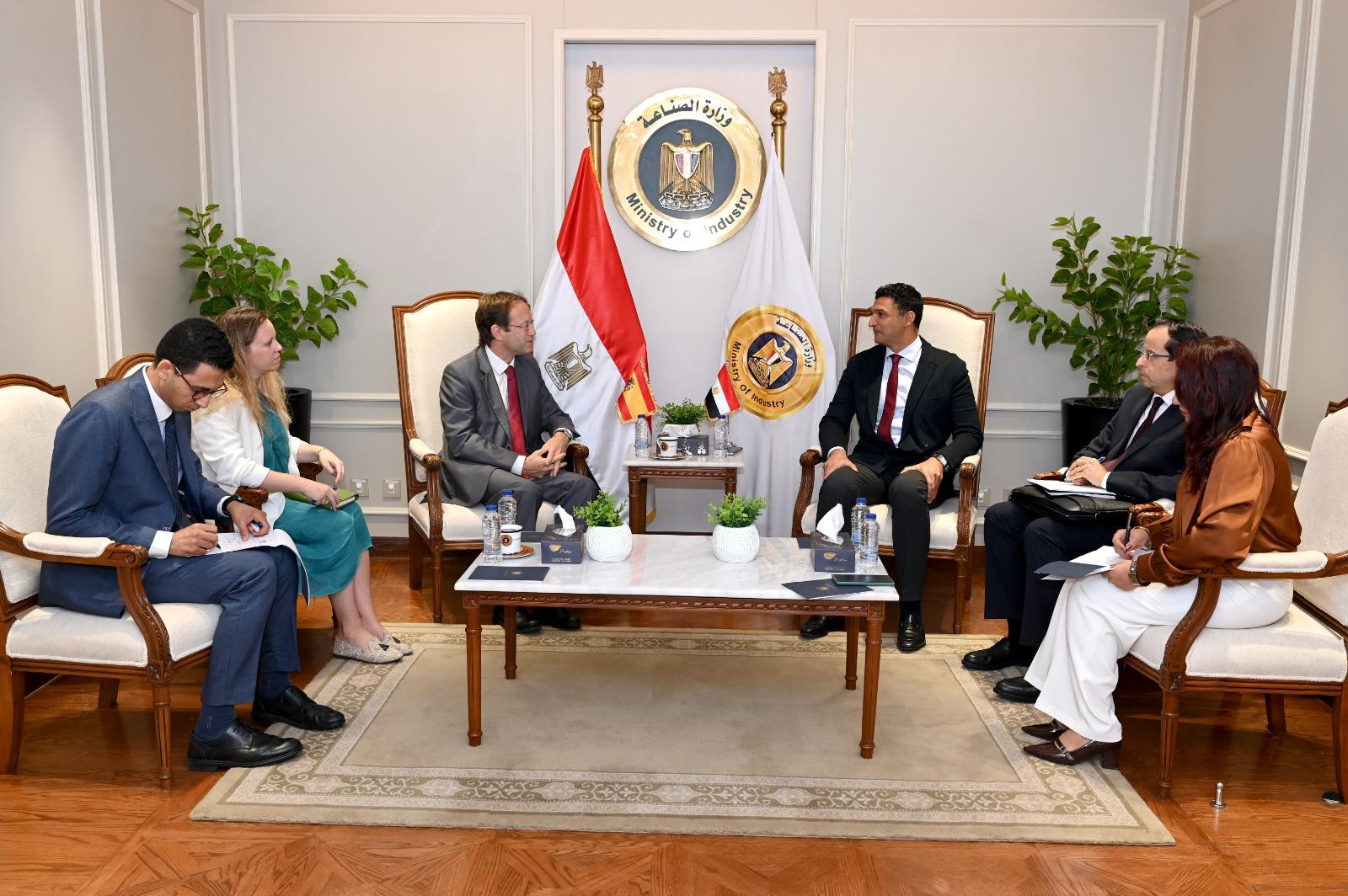 وزير الصناعة وسفير إسبانيا