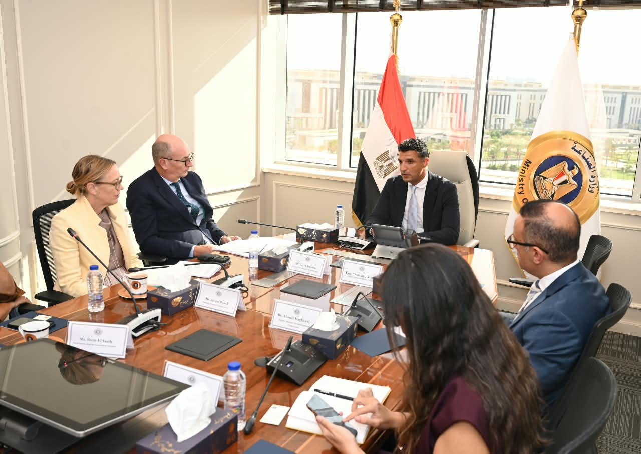 وزير الصناعة خلال اللقاء