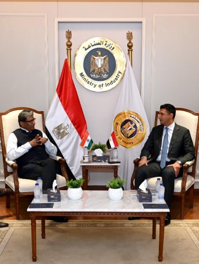 وزير الصناعة خلال اللقاء